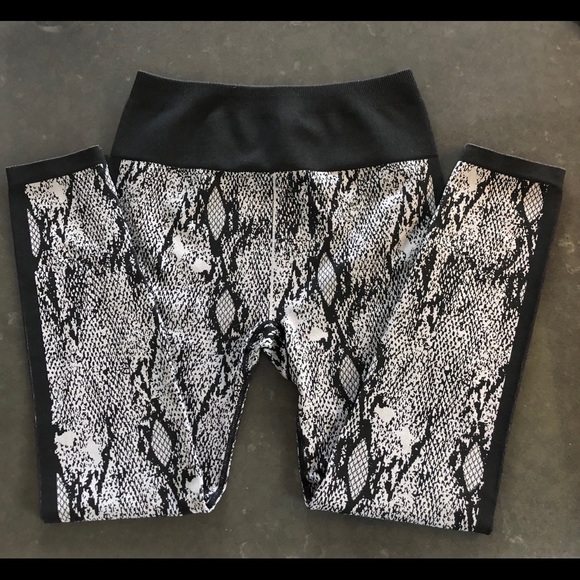 Fabletics High-Waisted Seamless Snakeskin 7/8 - M - Picture 1 of 3